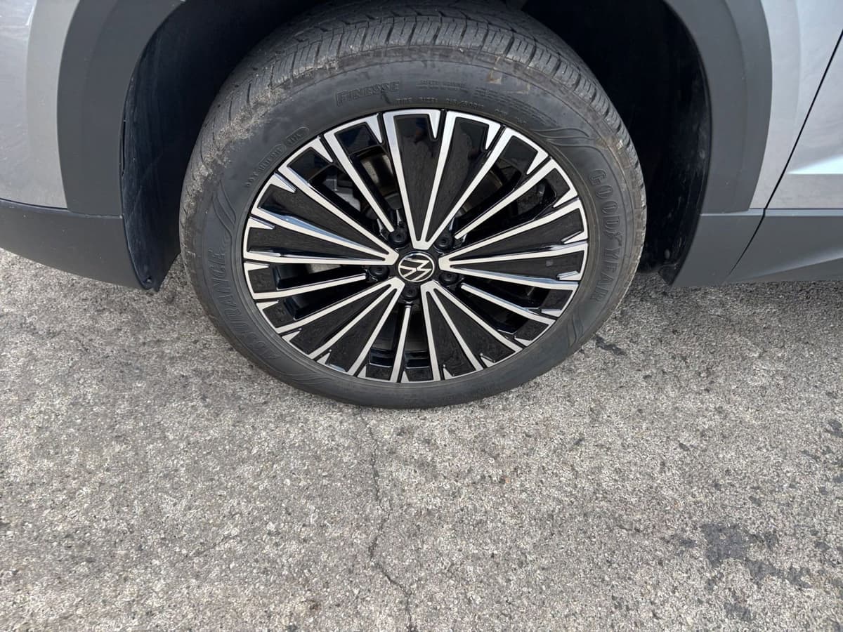 2025 Volkswagen Taos - Image 25