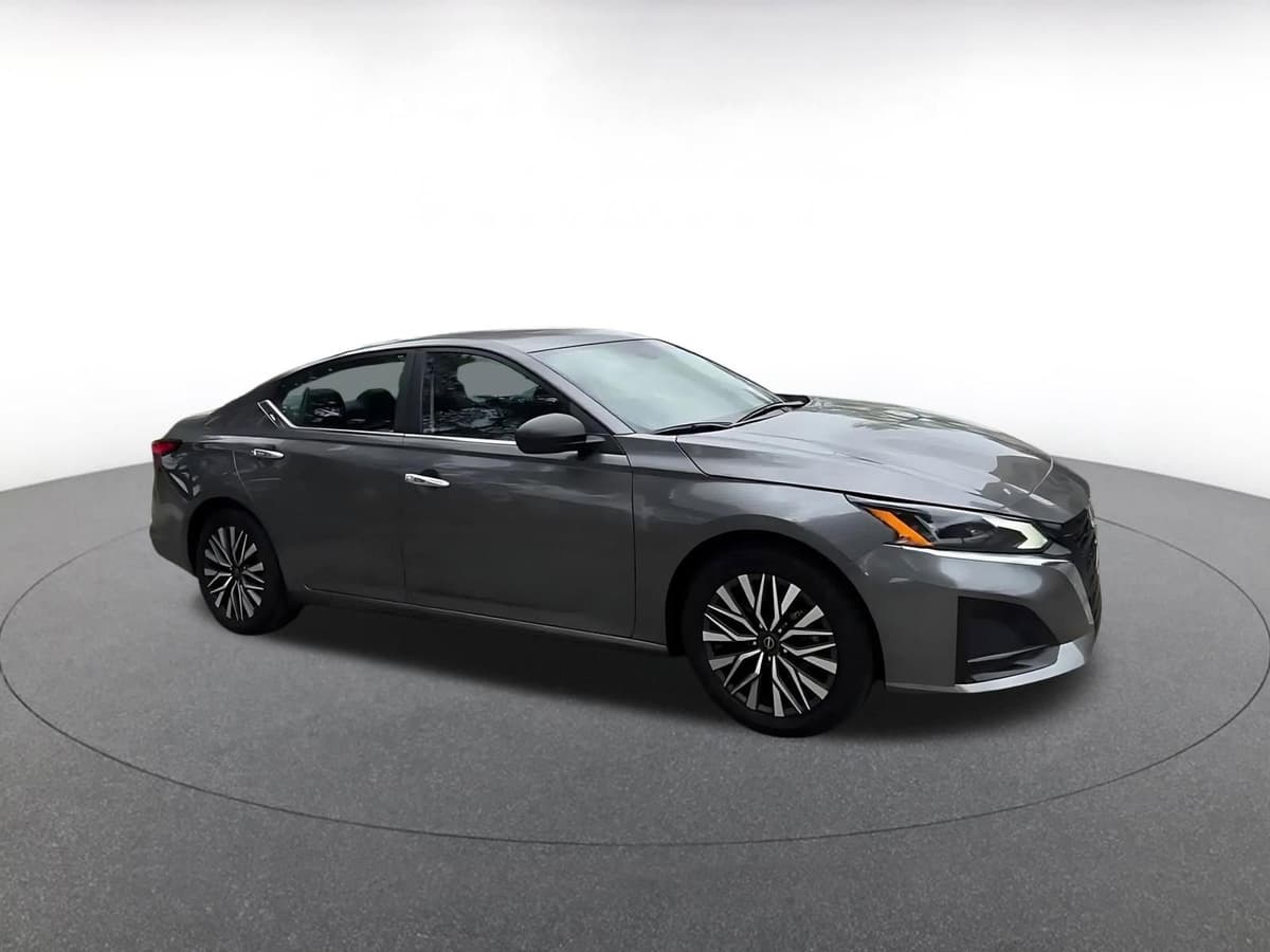 2025 Nissan Altima - Image 2