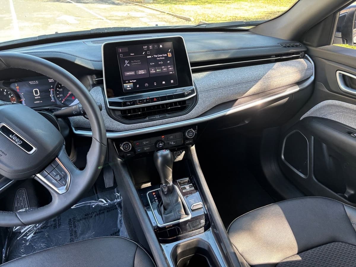 2025 Jeep Compass - Image 30