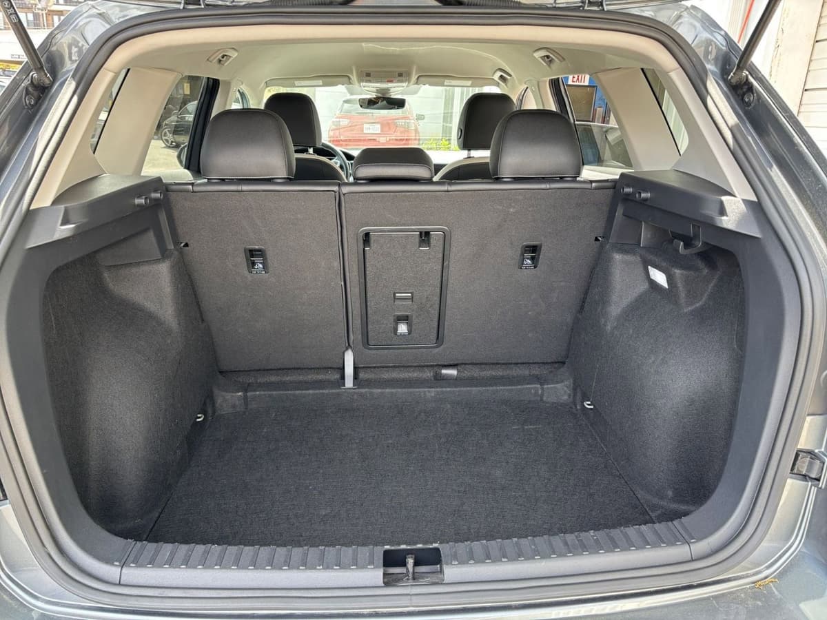 2025 Volkswagen Taos - Image 26