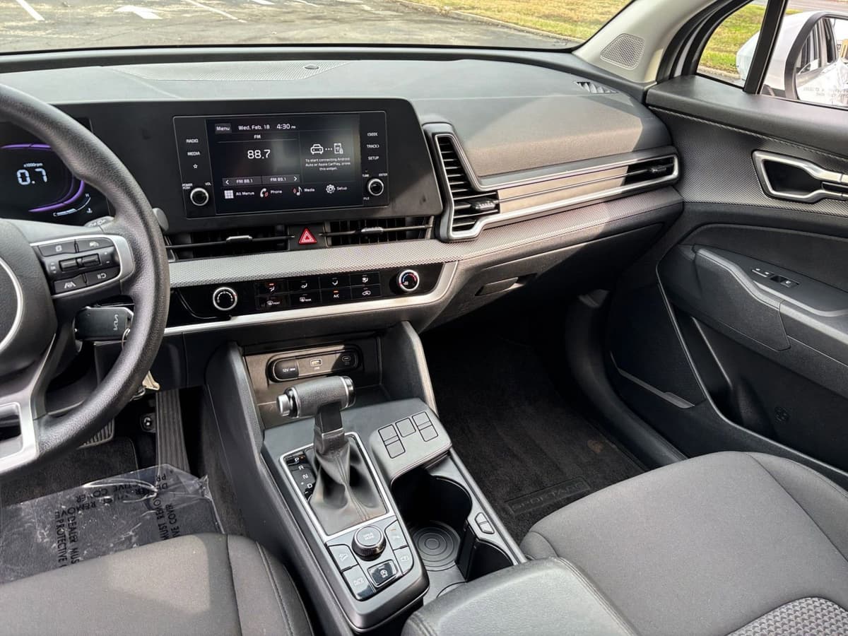 2025 Kia Sportage - Image 30