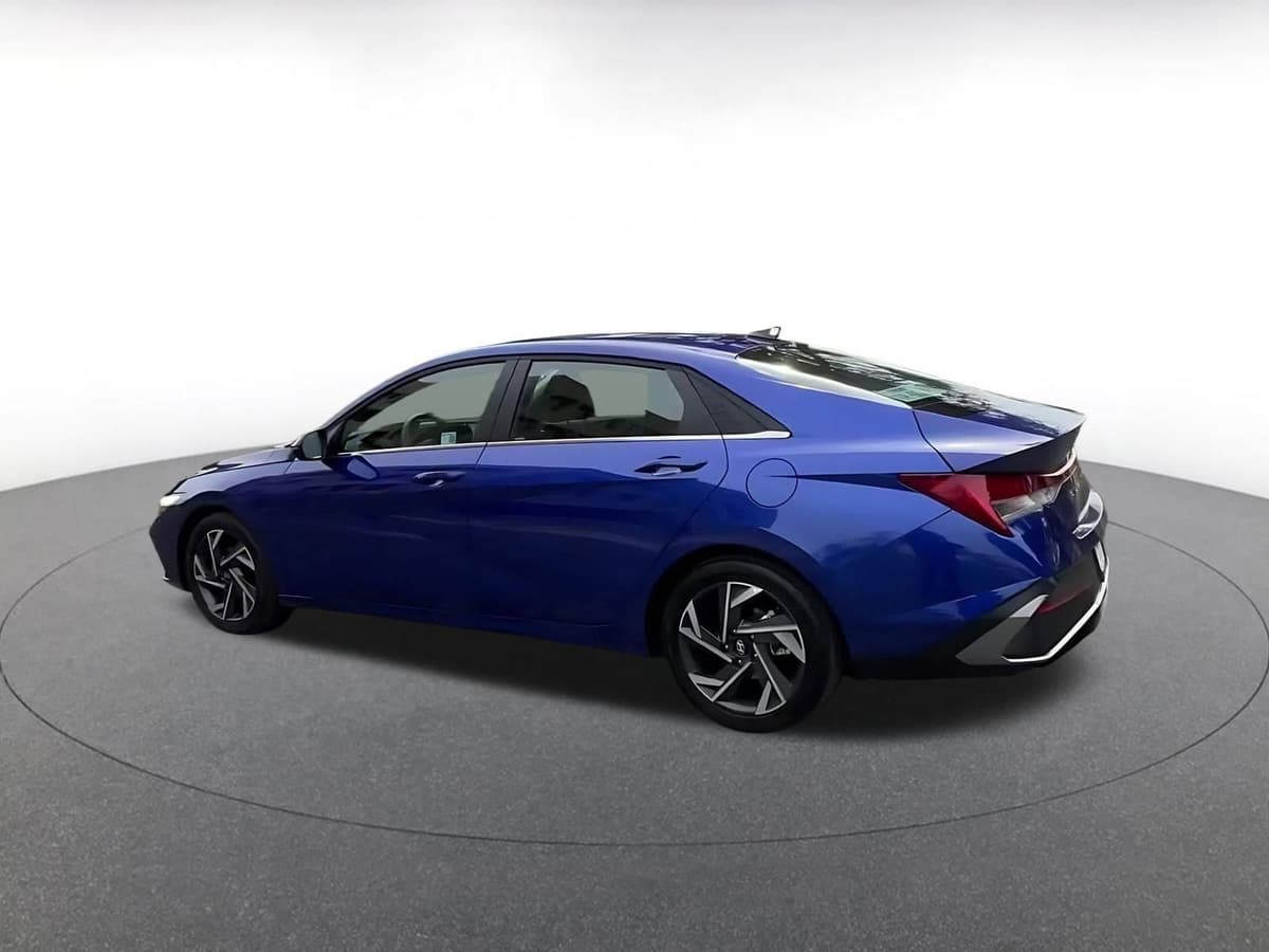 2025 Hyundai Elantra - Image 10