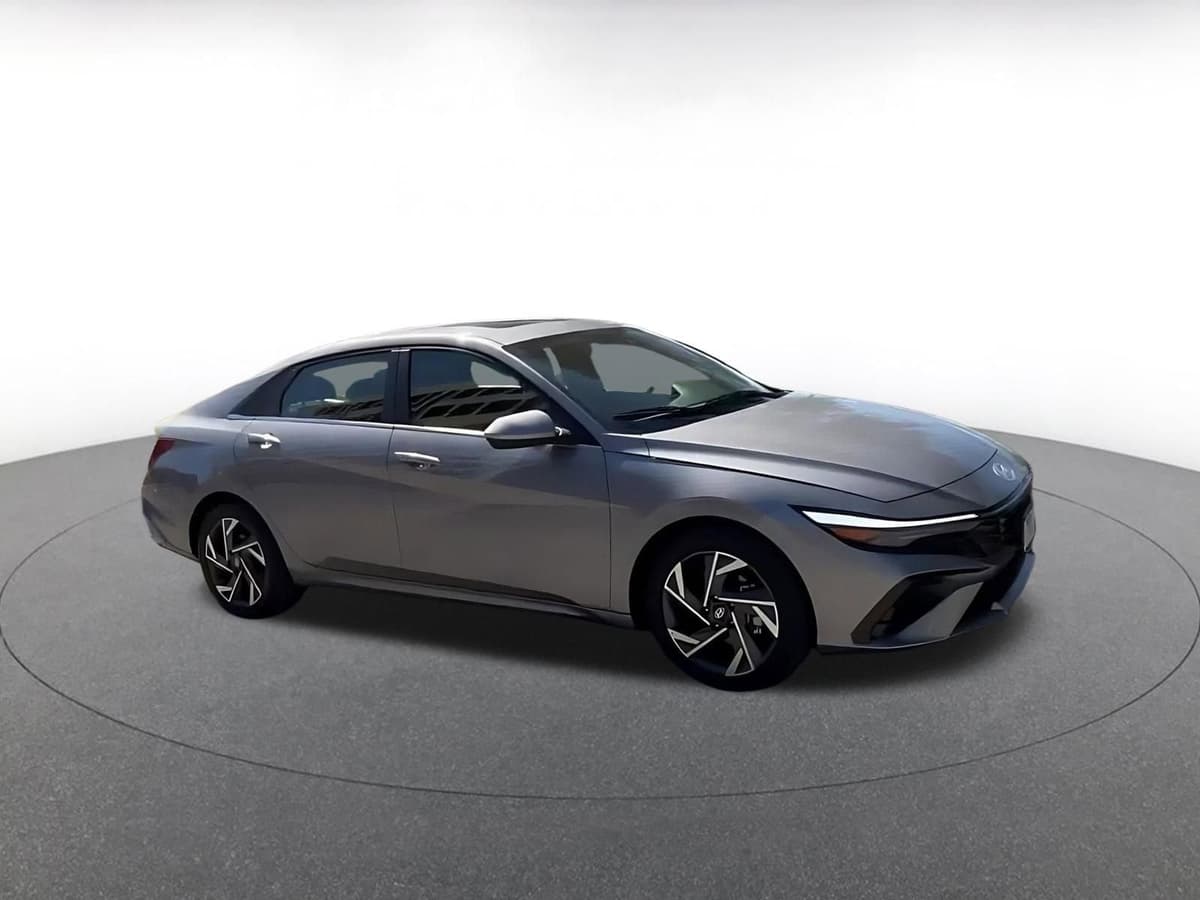 2025 Hyundai Elantra - Image 2