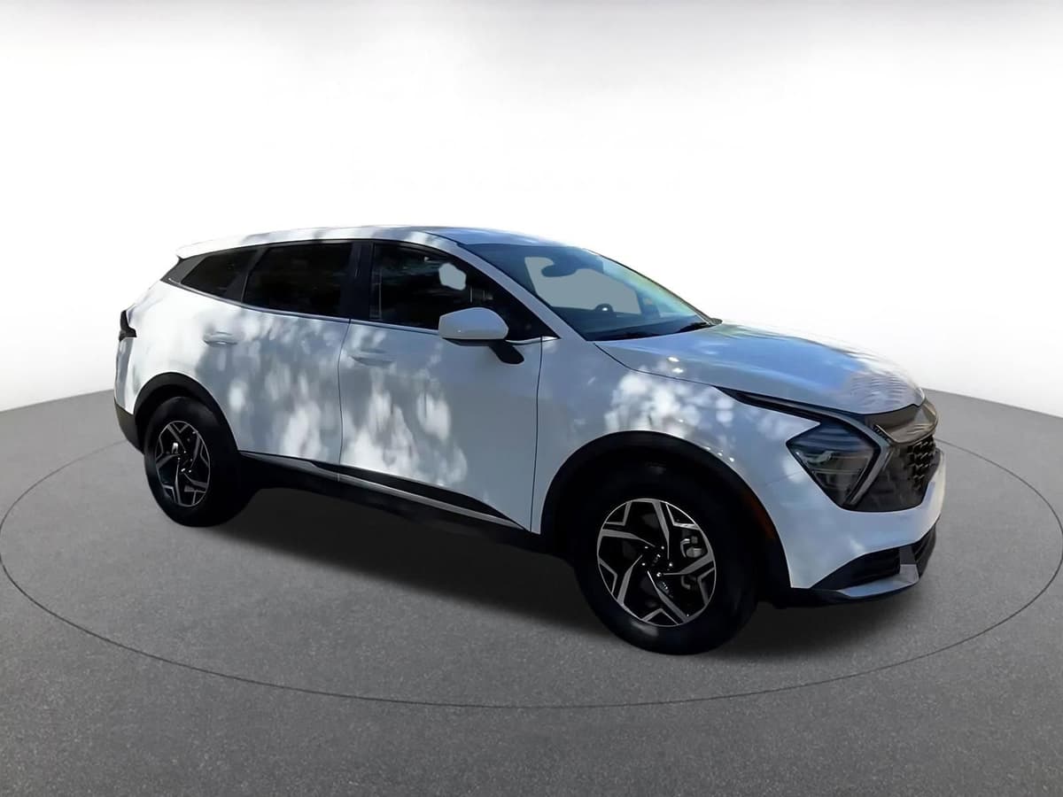 2025 Kia Sportage - Image 2