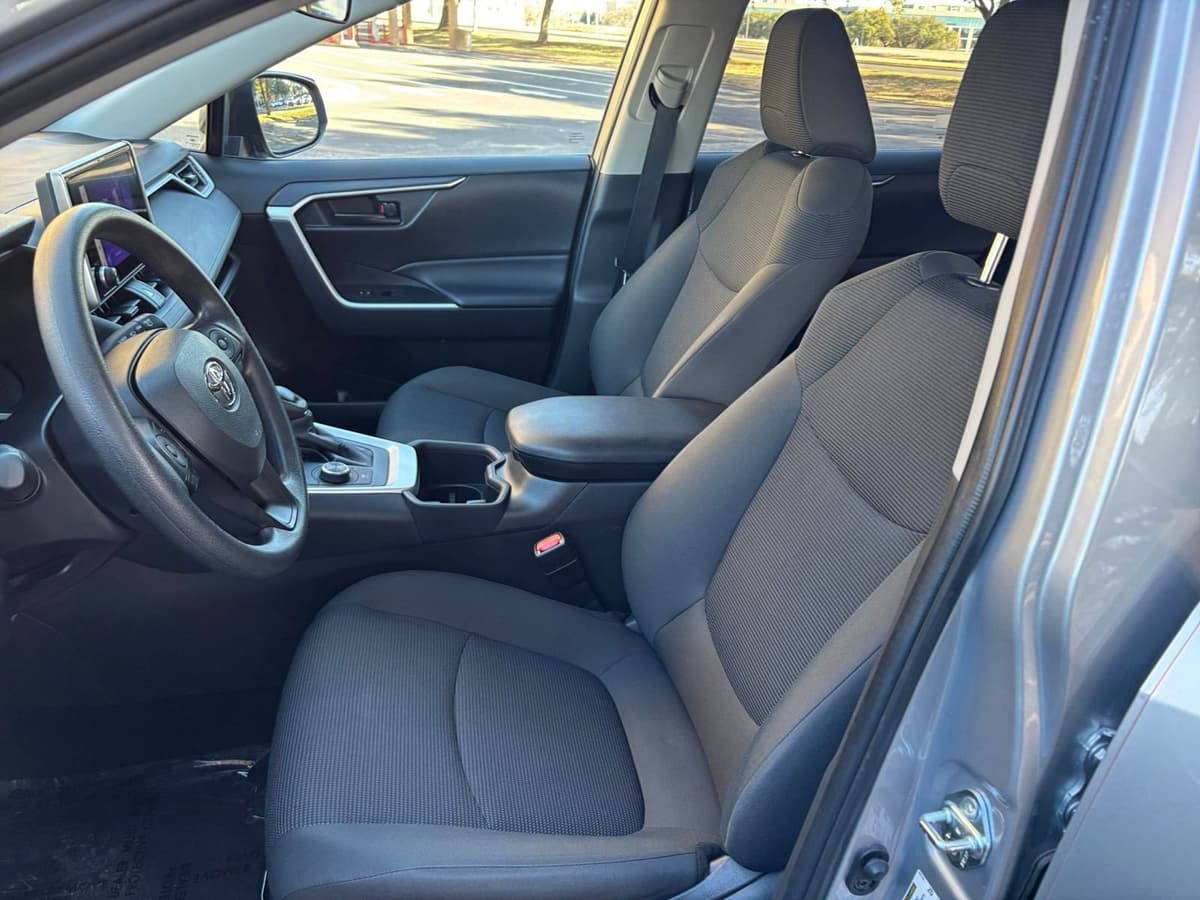 2025 Toyota RAV4 Hybrid - Image 31