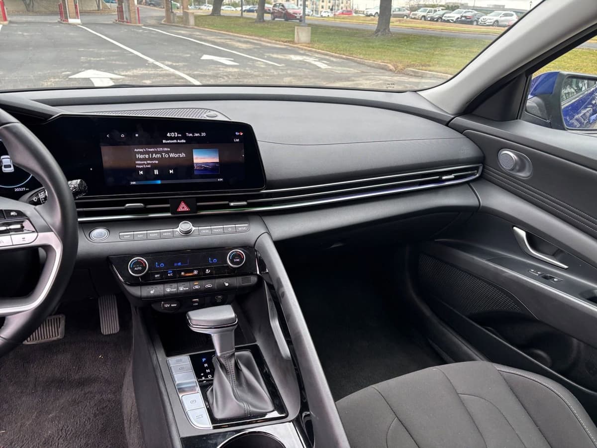2025 Hyundai Elantra - Image 29