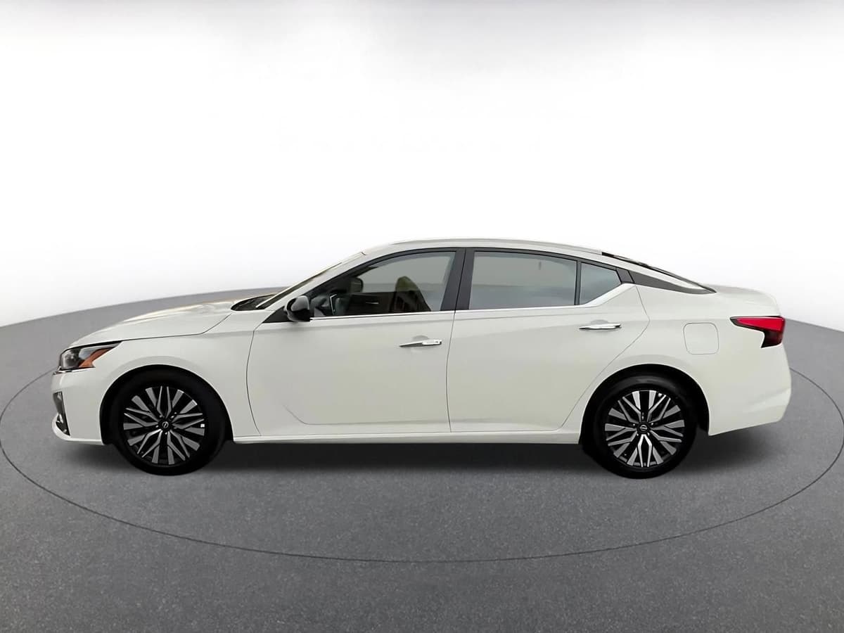 2025 Nissan Altima - Image 8