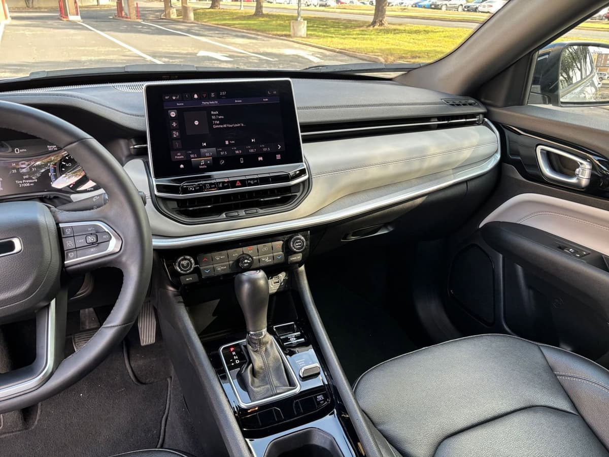 2025 Jeep Compass - Image 29
