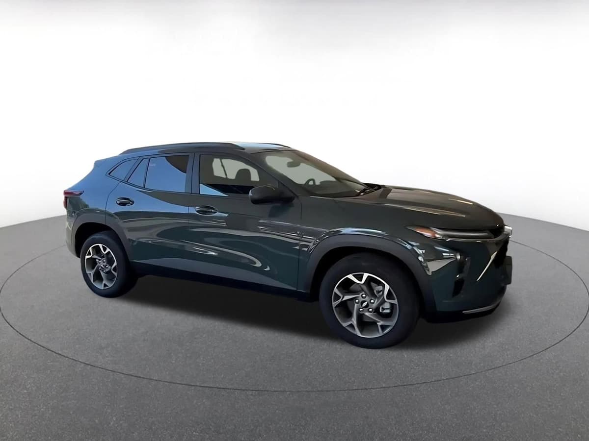 2025 Chevrolet Trax - Image 2