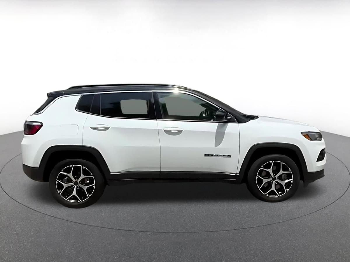 2025 Jeep Compass - Image 15