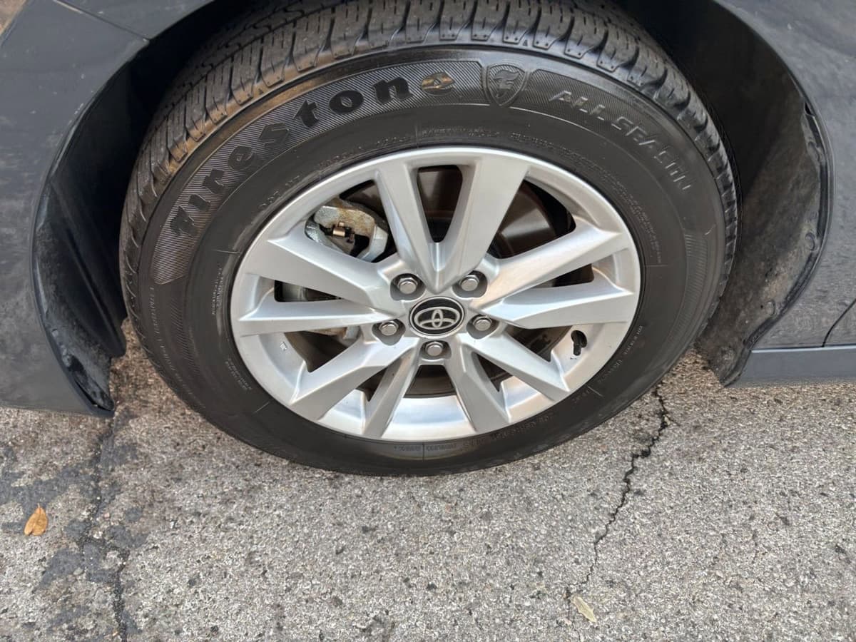 2025 Toyota Camry - Image 25