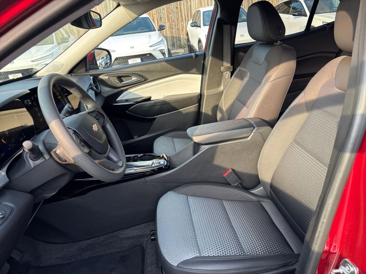 2025 Chevrolet Trax - Image 30