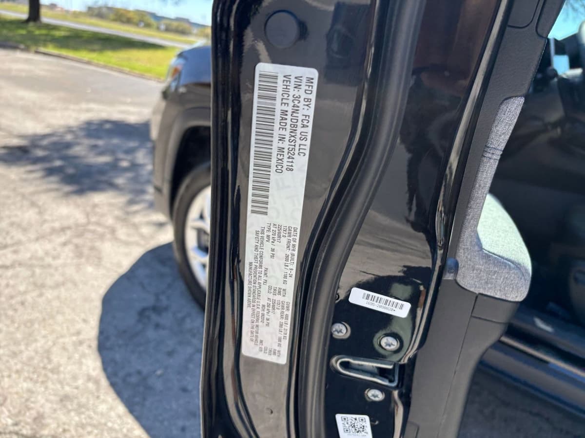 2025 Jeep Compass - Image 23