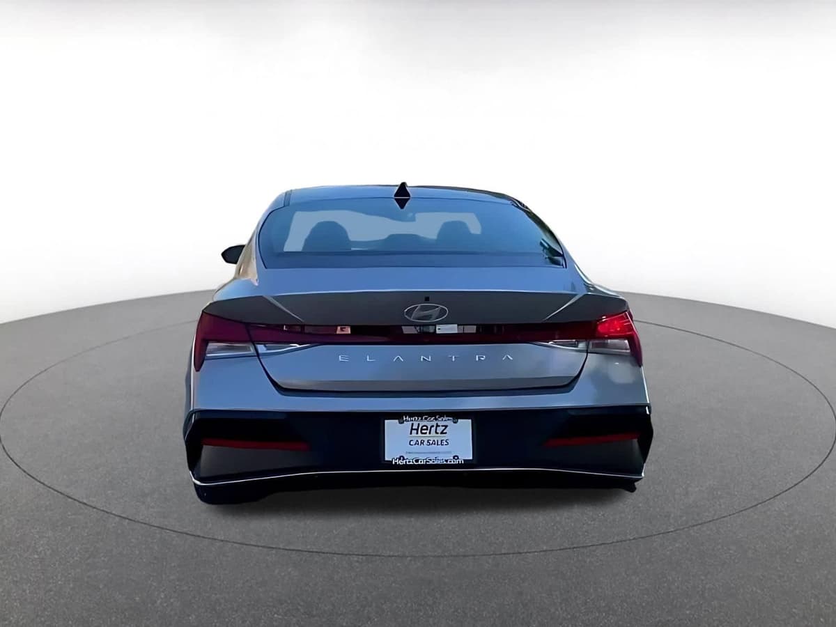 2025 Hyundai Elantra - Image 12