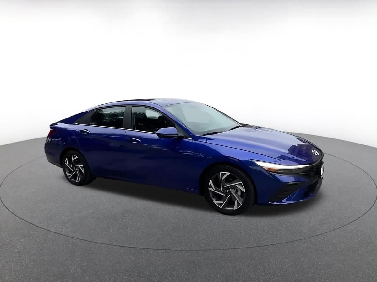 2025 Hyundai Elantra - Image 2