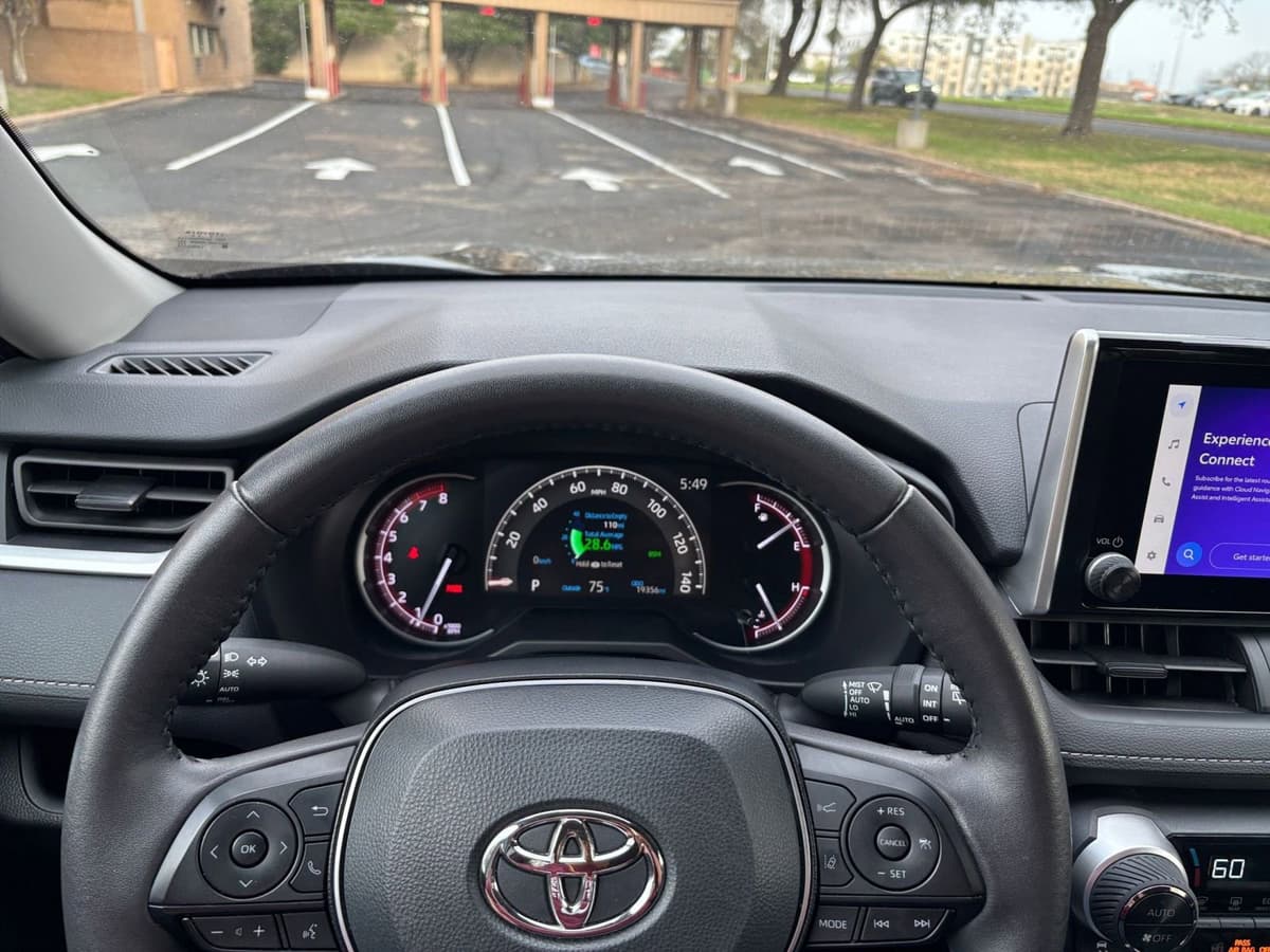 2025 Toyota RAV4 - Image 29