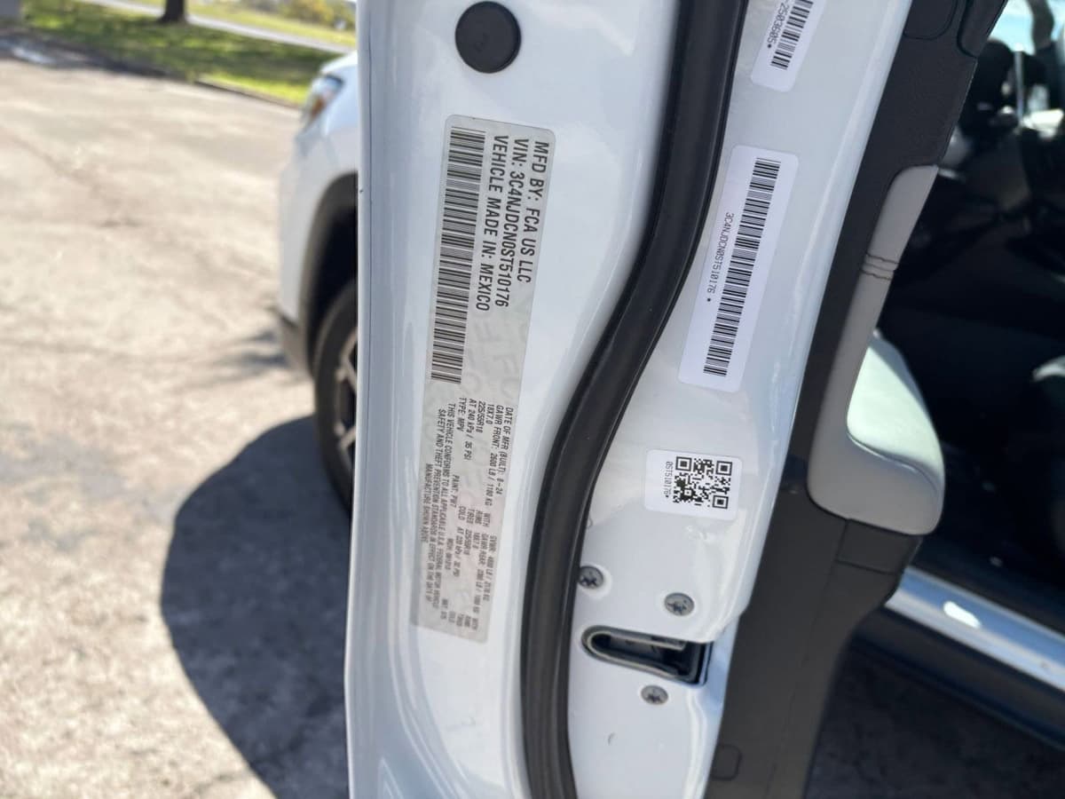 2025 Jeep Compass - Image 23