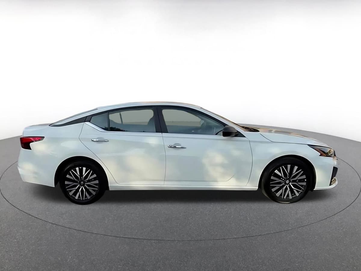 2025 Nissan Altima - Image 16