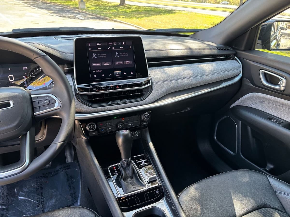 2025 Jeep Compass - Image 30