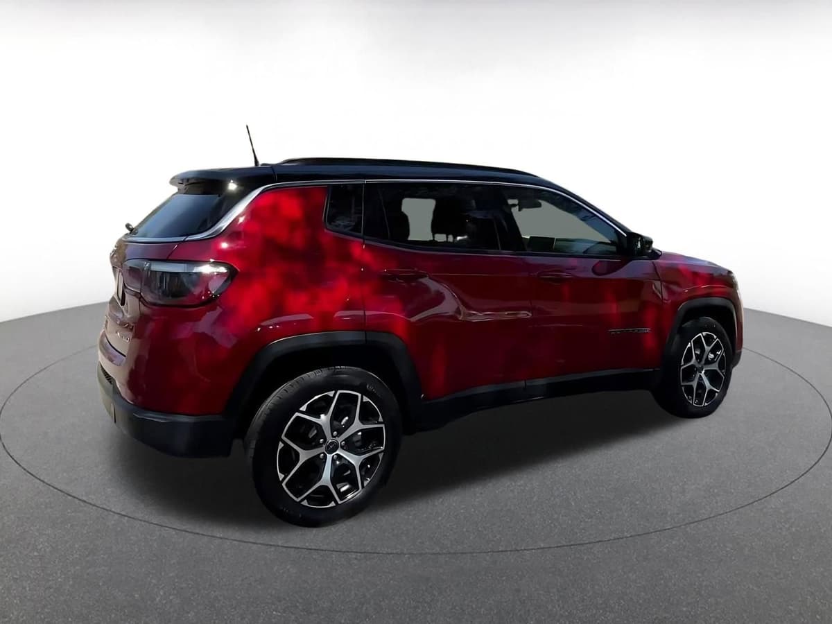 2025 Jeep Compass - Image 13