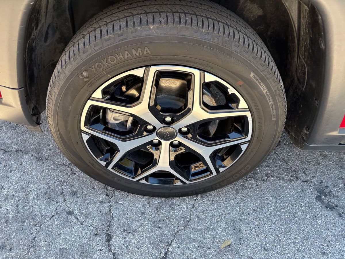 2025 Jeep Compass - Image 25