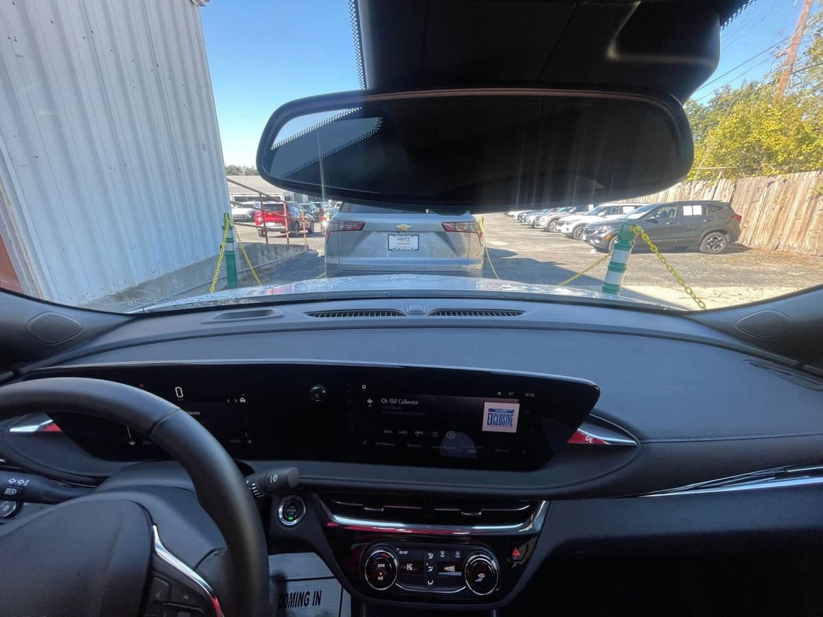 2025 Buick Envista - Image 27