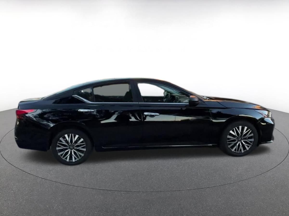 2025 Nissan Altima - Image 16