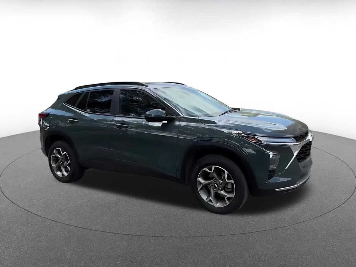 2025 Chevrolet Trax - Image 2