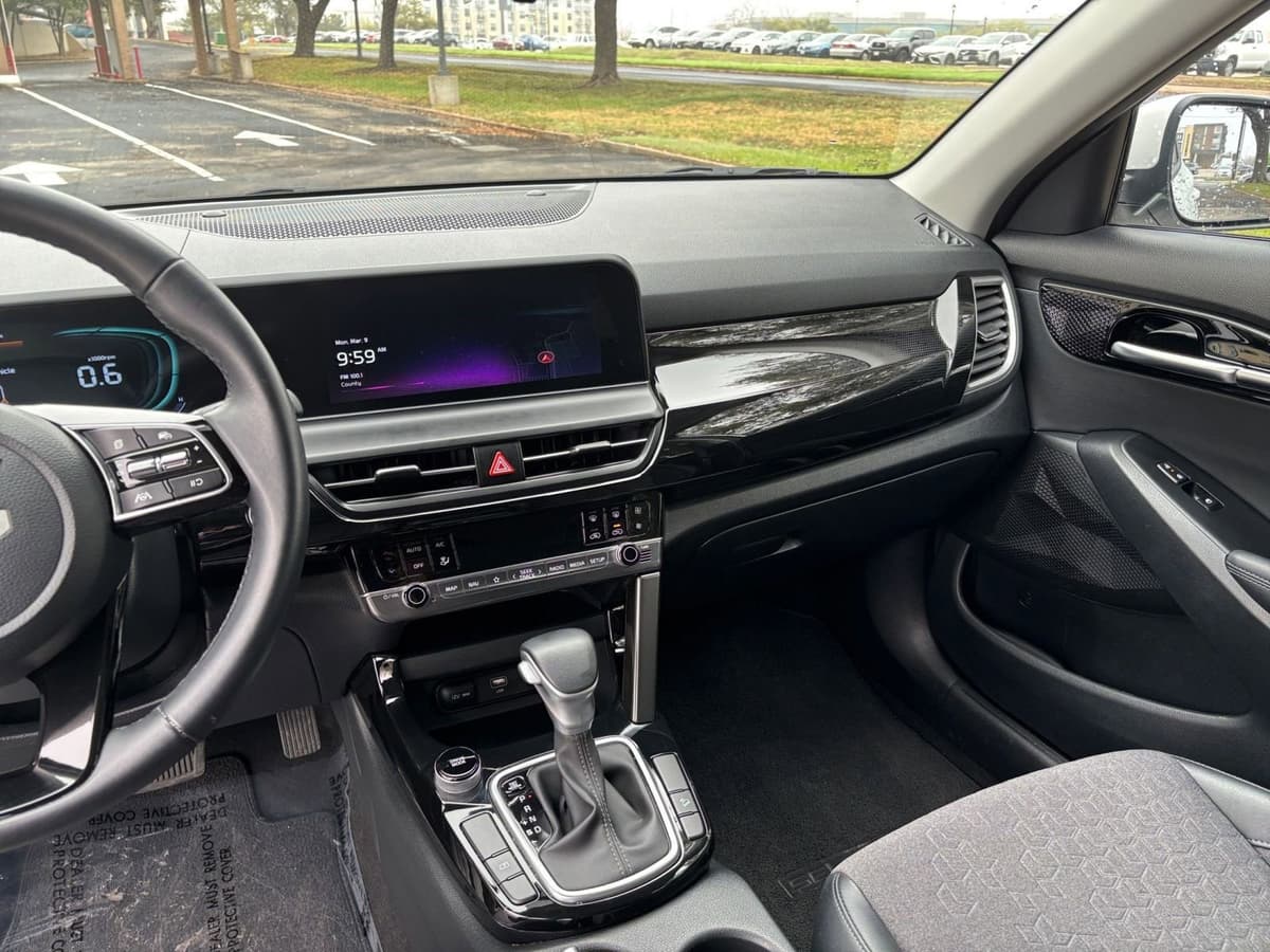 2025 Kia Seltos - Image 30