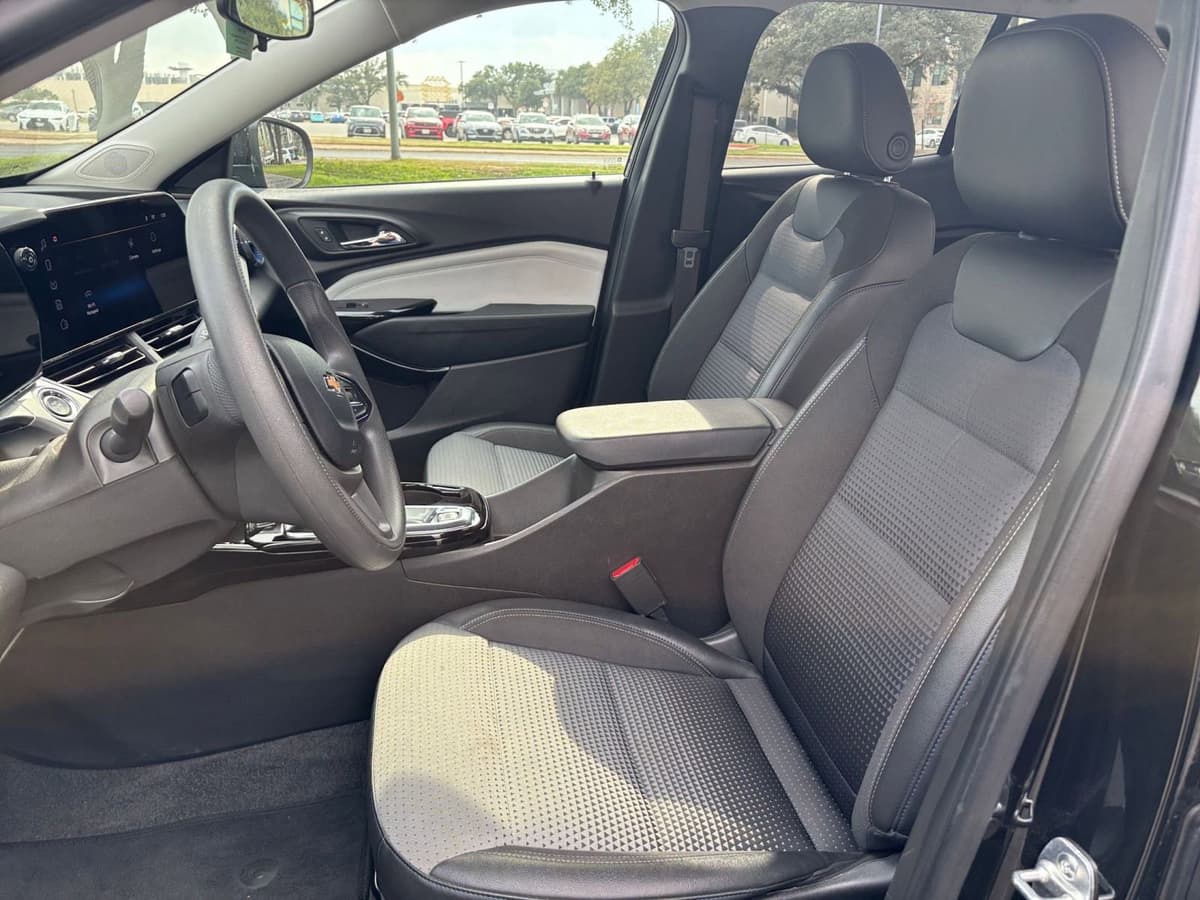 2025 Chevrolet Trax - Image 30