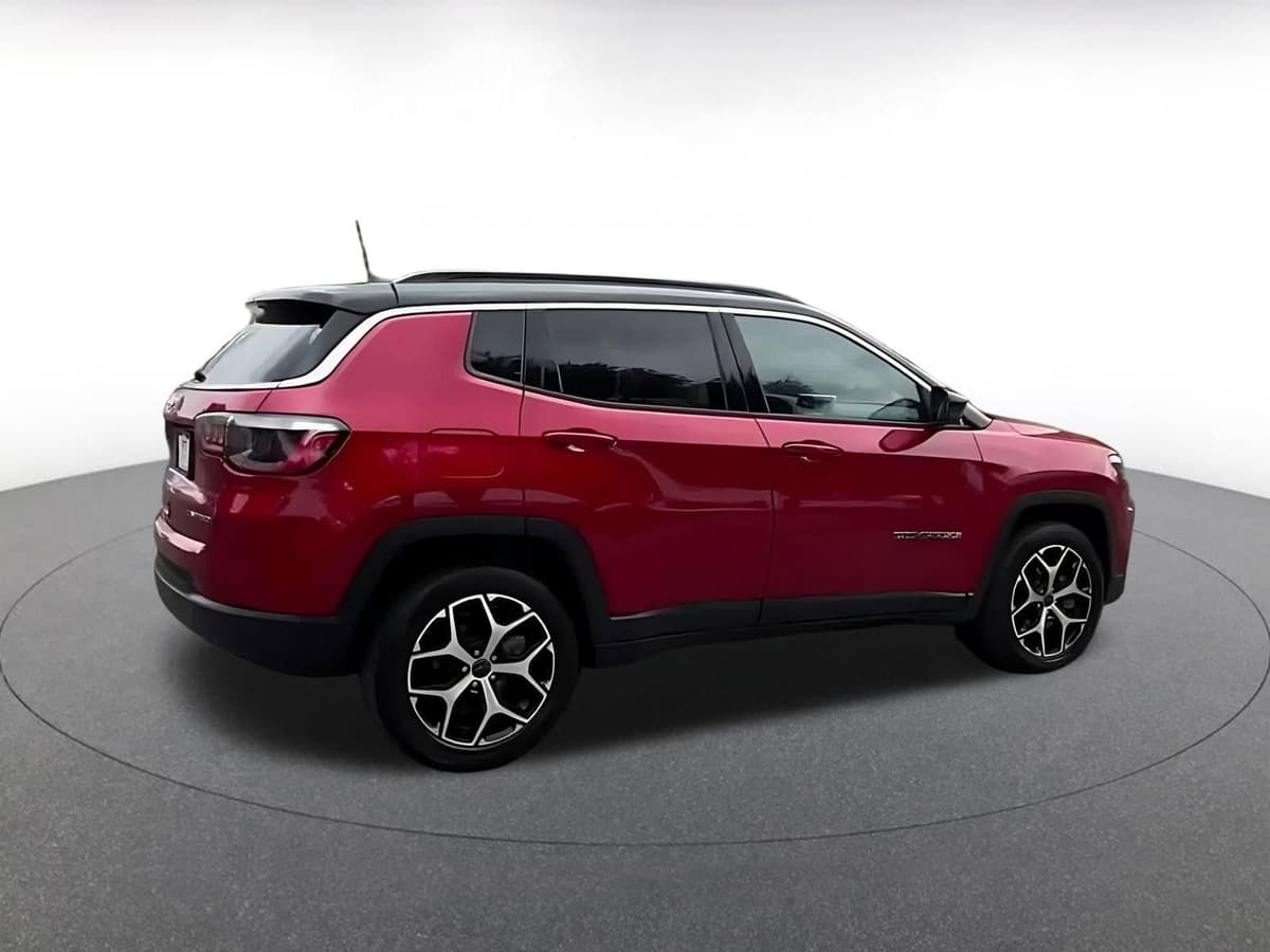2025 Jeep Compass - Image 13
