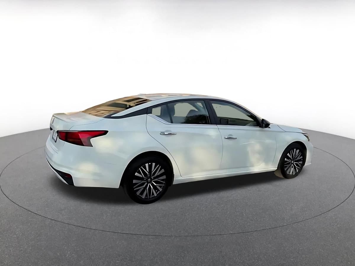 2025 Nissan Altima - Image 15