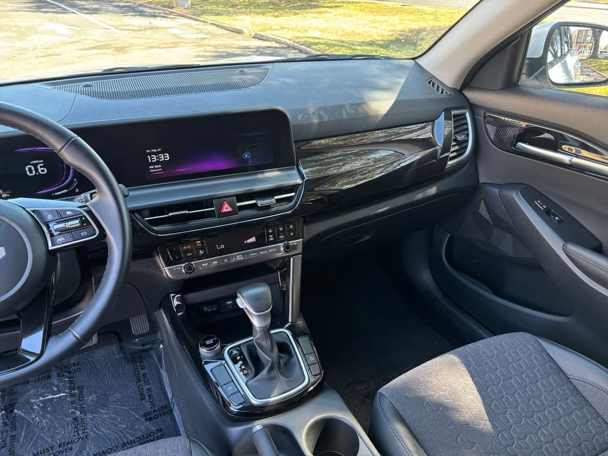 2025 Kia Seltos - Image 30