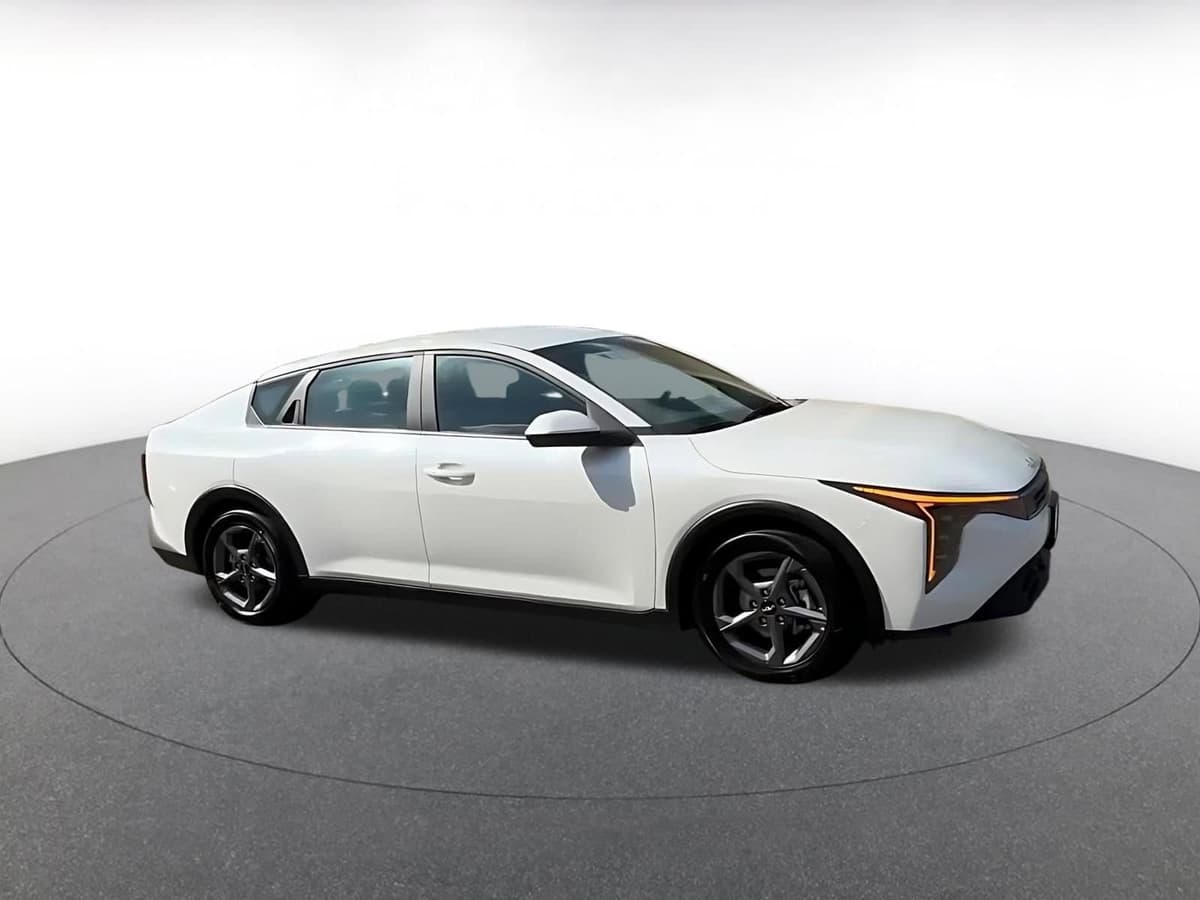 2025 Kia K4 - Image 2