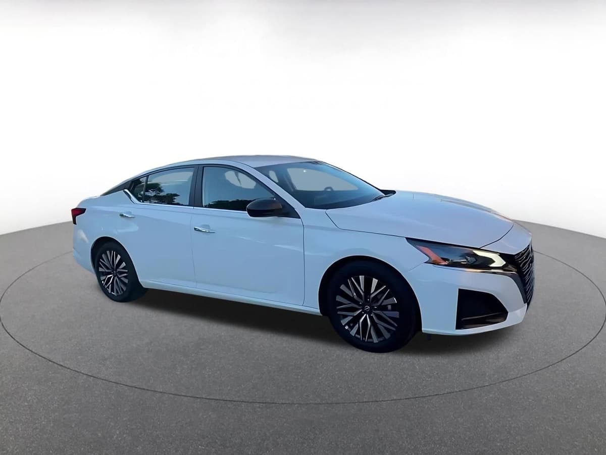 2025 Nissan Altima - Image 2