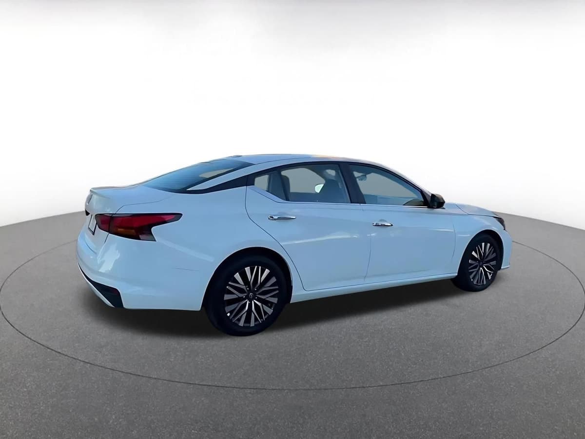 2025 Nissan Altima - Image 13