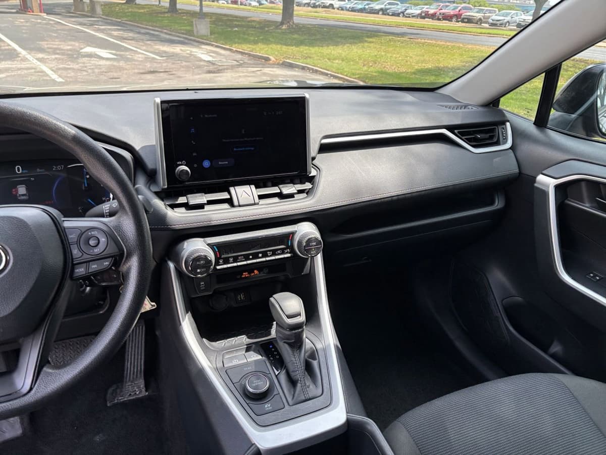 2025 Toyota RAV4 Hybrid - Image 30