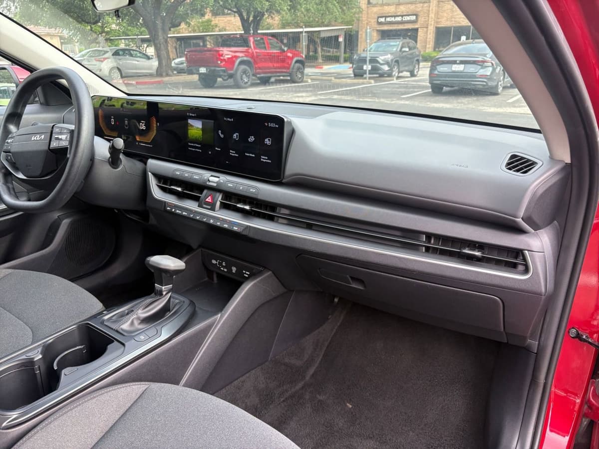 2025 Kia K4 - Image 28