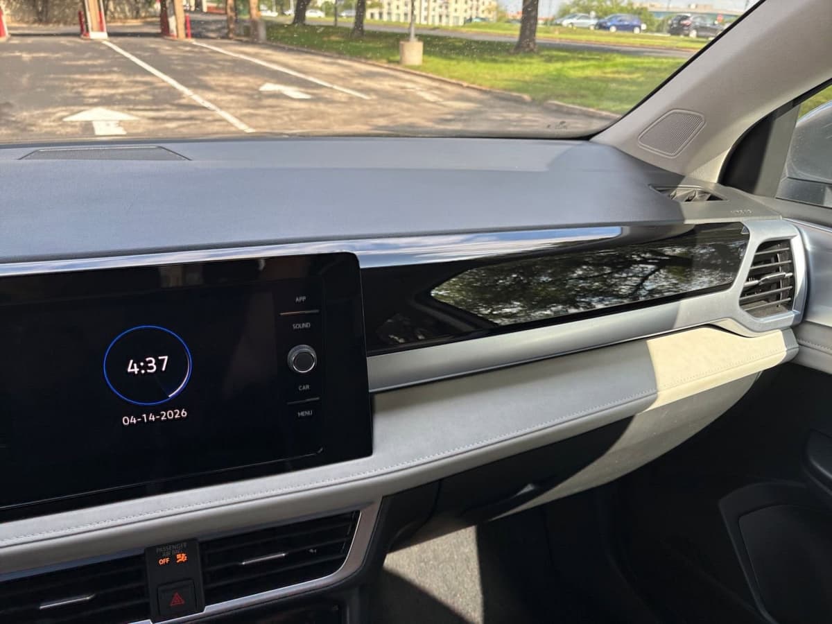 2025 Volkswagen Taos - Image 30