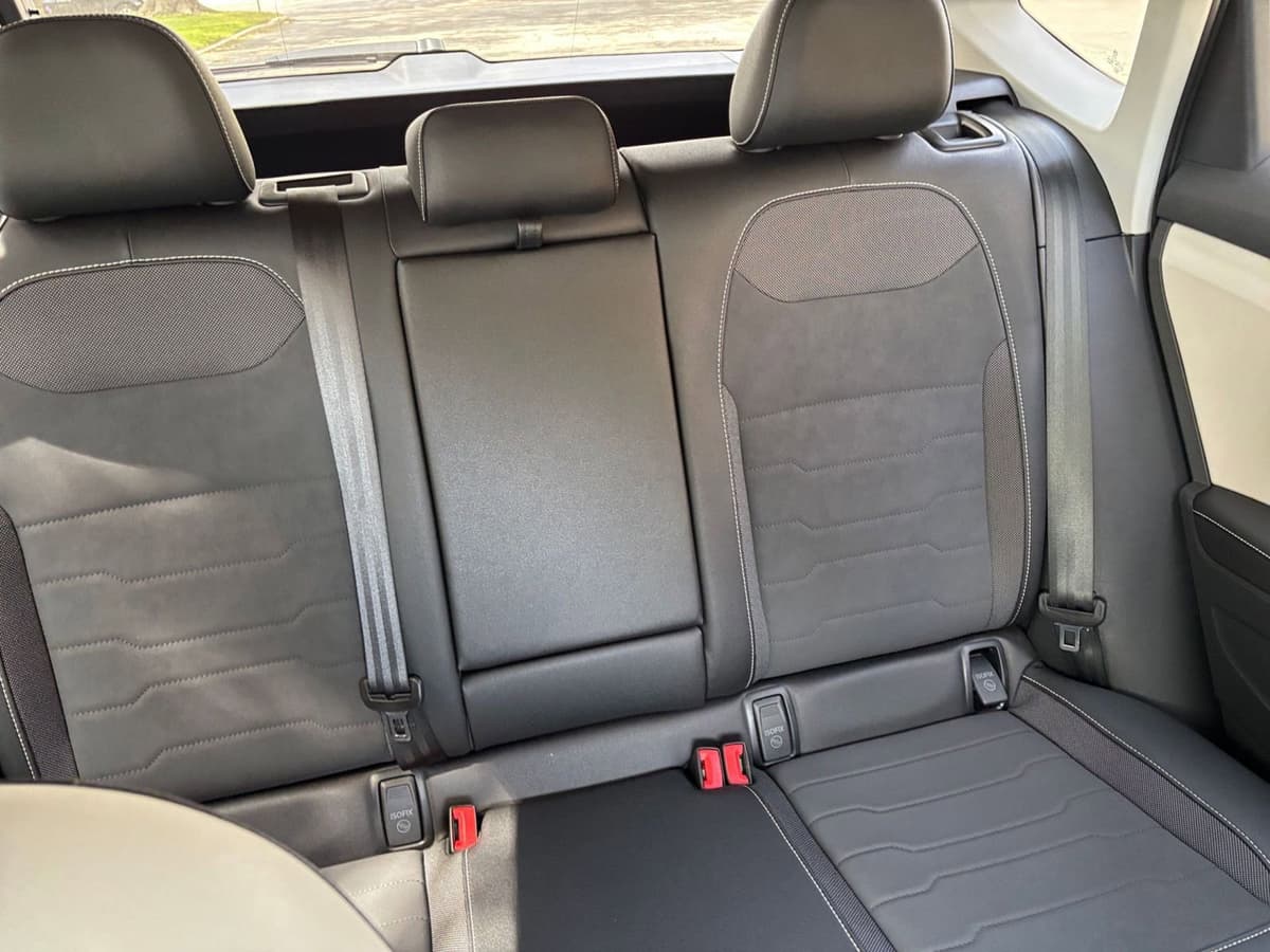 2025 Volkswagen Taos - Image 32