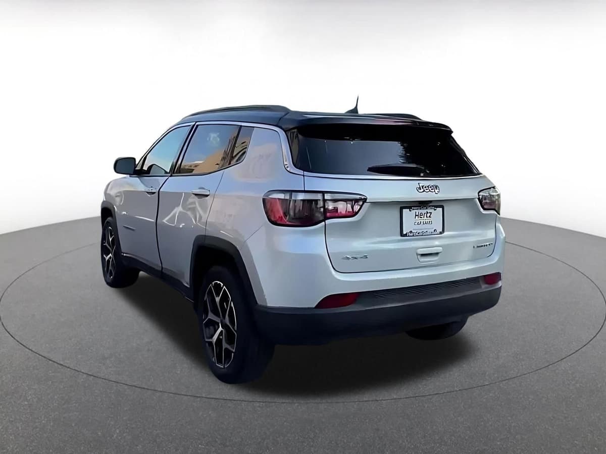 2025 Jeep Compass - Image 11