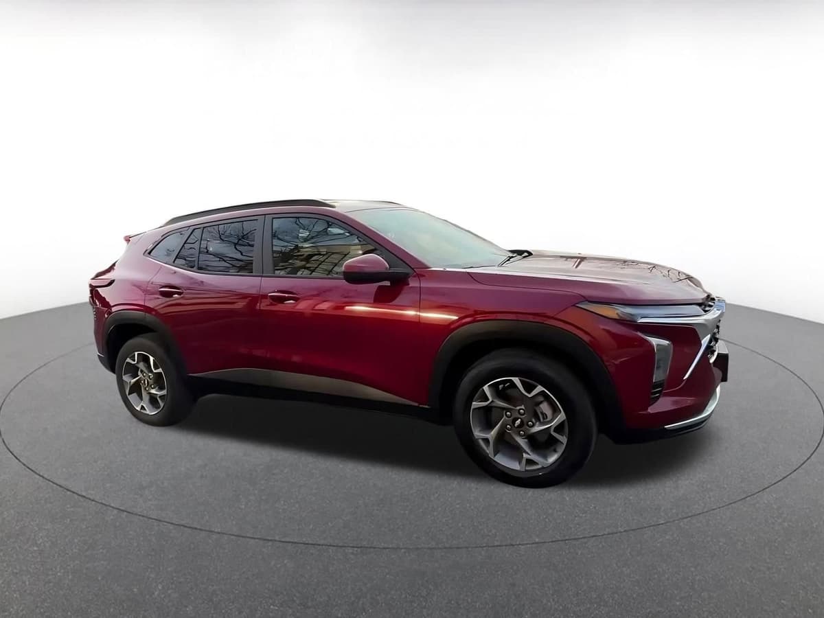 2025 Chevrolet Trax - Image 2