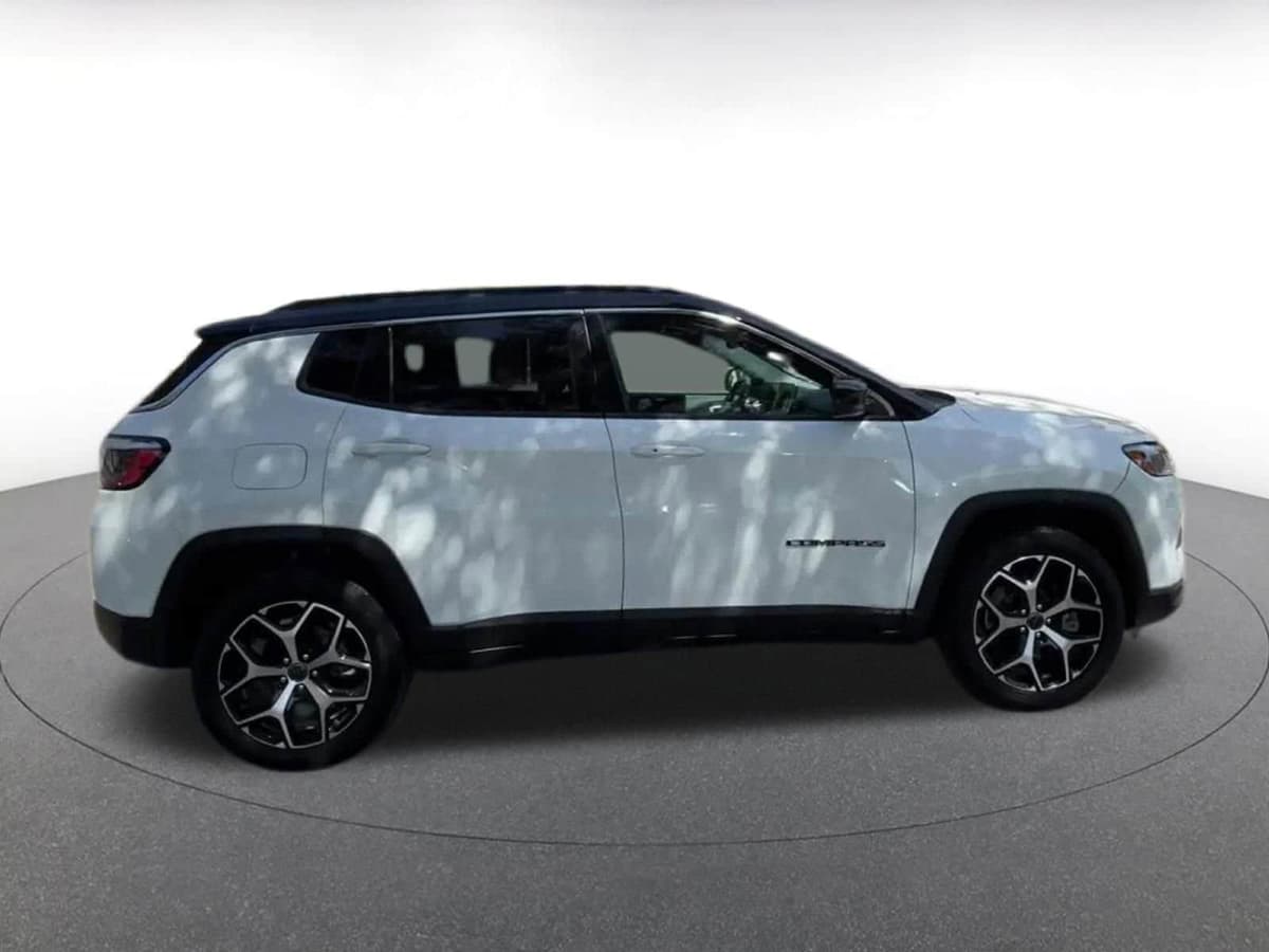2025 Jeep Compass - Image 16