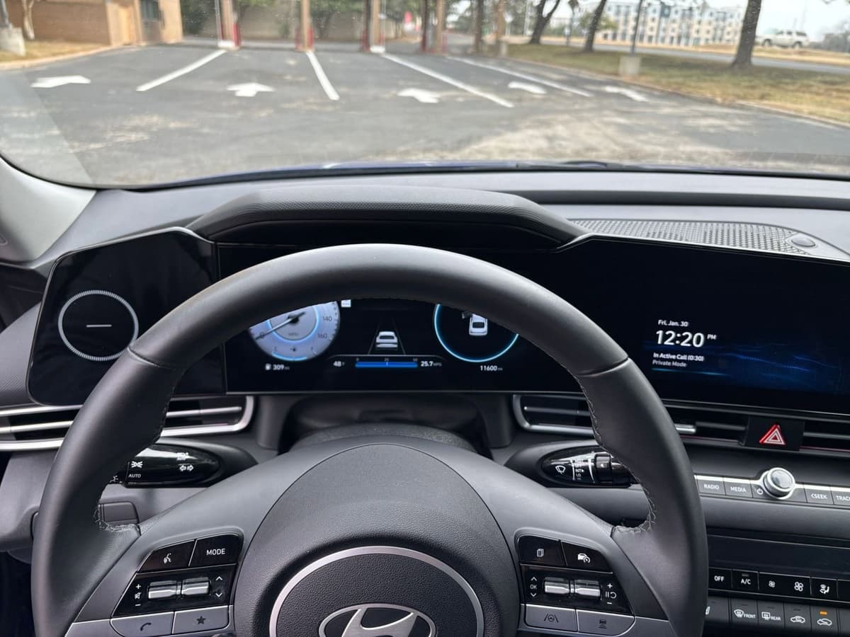 2025 Hyundai Elantra - Image 29