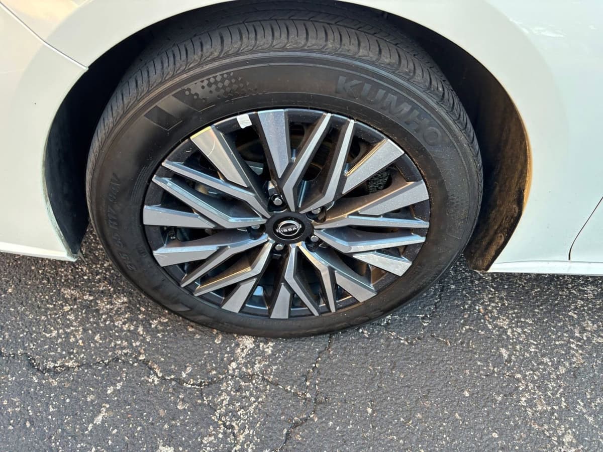 2025 Nissan Altima - Image 25