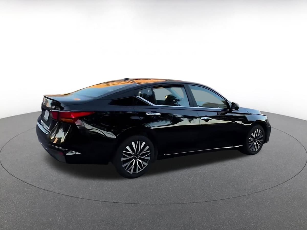 2025 Nissan Altima - Image 13