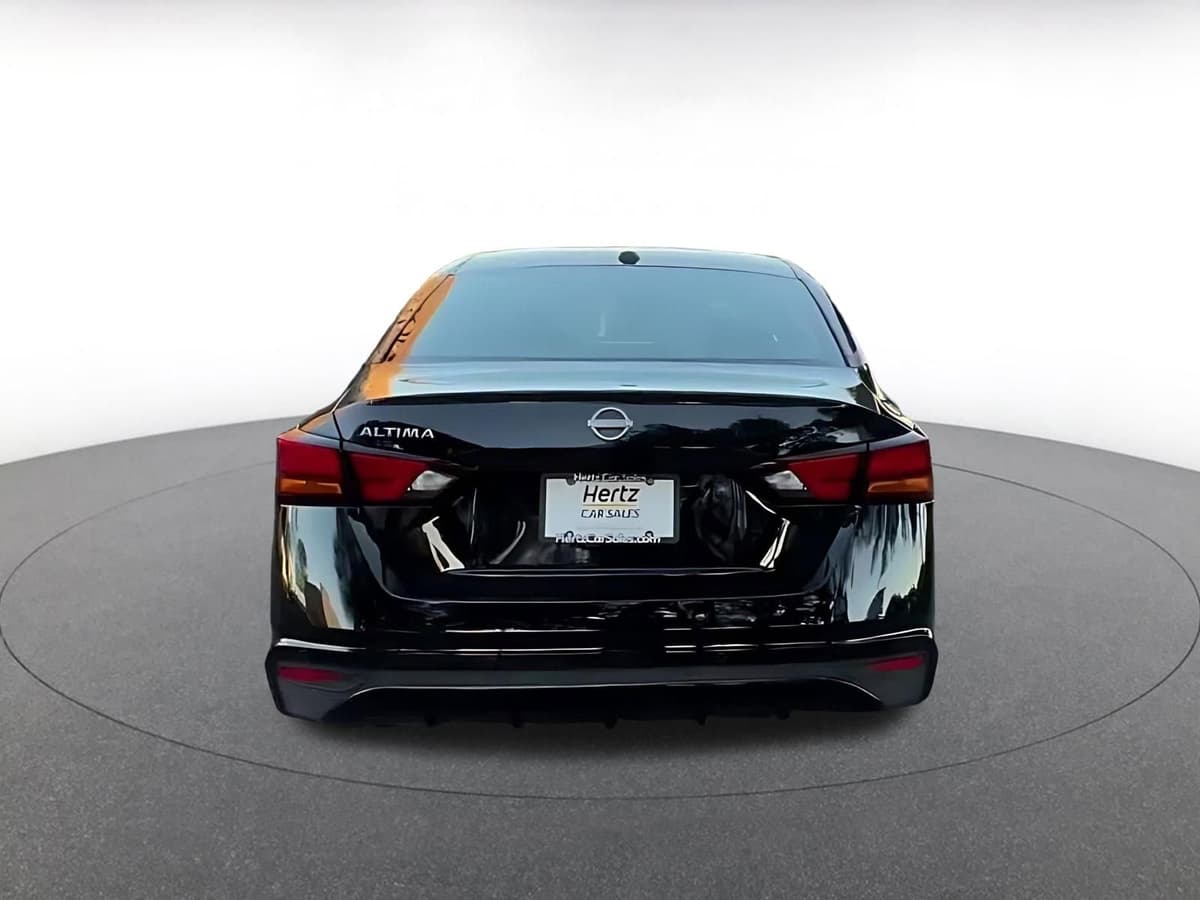 2025 Nissan Altima - Image 11