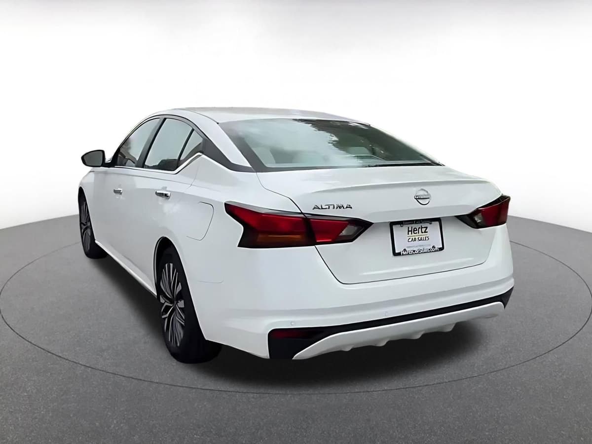 2025 Nissan Altima - Image 11