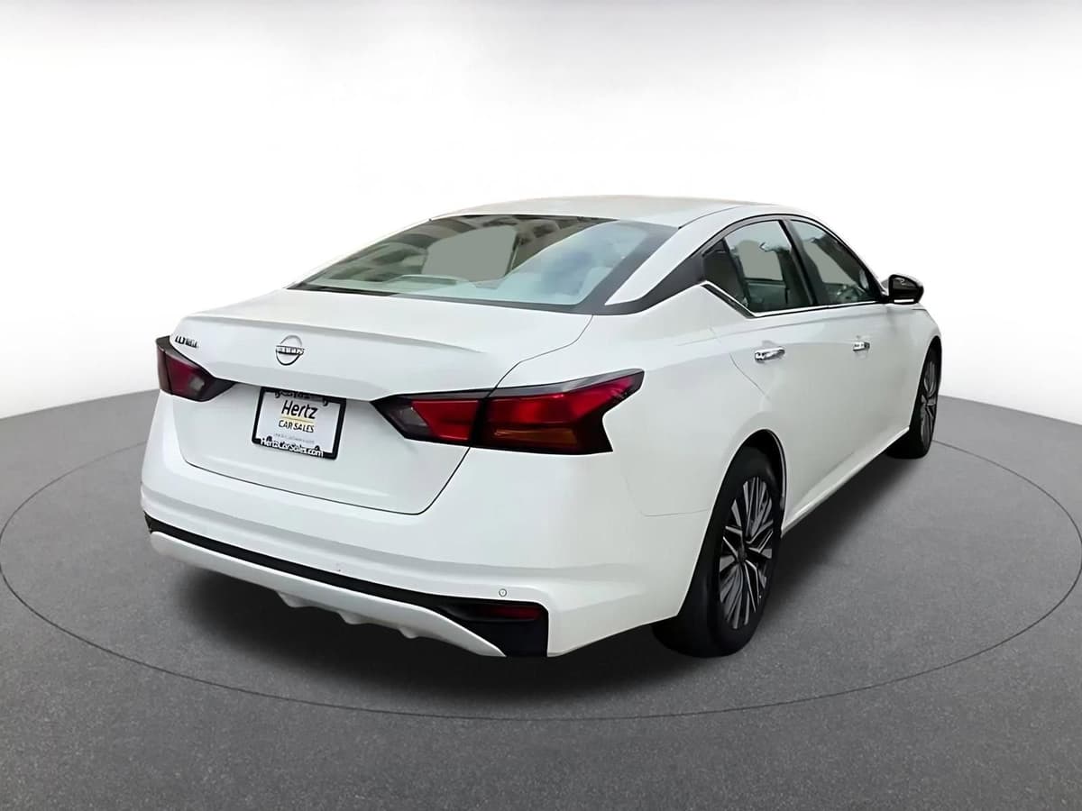 2025 Nissan Altima - Image 15