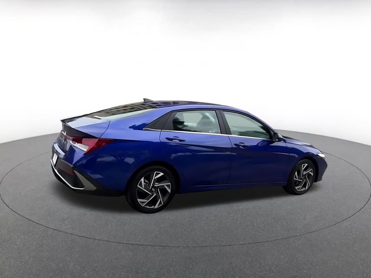 2025 Hyundai Elantra - Image 13